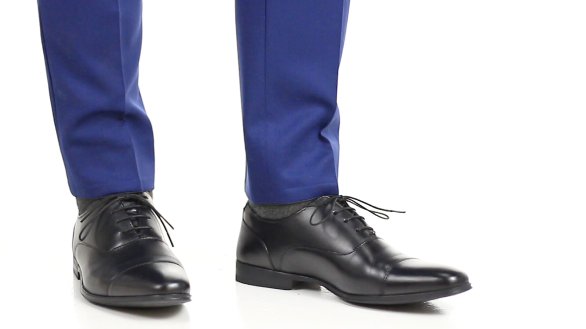 dark blue pants with black shoes
